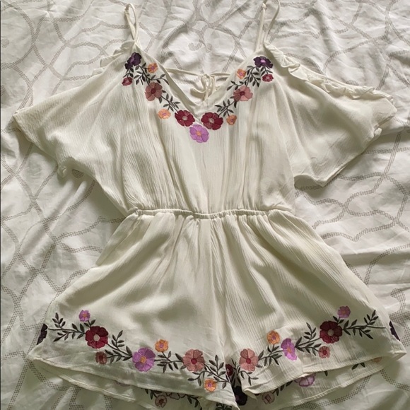 BNWOT white flower embroidered strappy romper - Picture 2 of 3